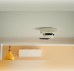 white smoke detector on ceiling at home 2024 12 13 02 52 04 utc